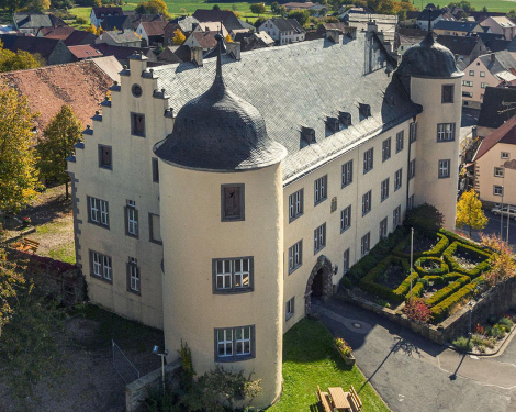 Blick von oben aufs Schloss Oberschwarzach