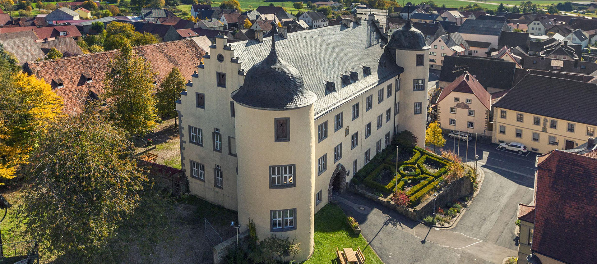 Blick von oben aufs Schloss Oberschwarzach